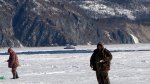 В бухте Гертнера Магаданской области спасатели сняли с льдины четырех рыбаков