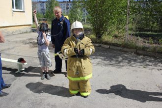 ШКОЛЬНИКИ СЕЙМЧАНА БОРОЛИСЬ В ПОЖАРНОЙ ЭСТАФЕТЕ ЗА ЗВАНИЕ "ЮНЫЙ ПОЖАРНЫЙ - 2015"