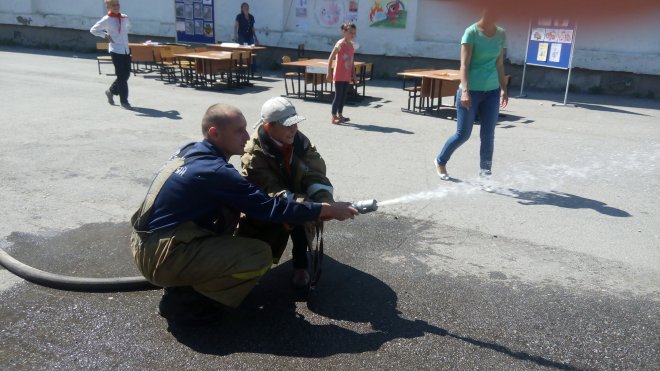 В п. СОКОЛ ШКОЛЬНИКИ ТУШИЛИ УСЛОВНЫЙ ОЧАГ ВОЗГОРАНИЯ