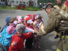 ПОЖАРНЫЕ В ГОСТЯХ У ДОШКОЛЬНИКОВ