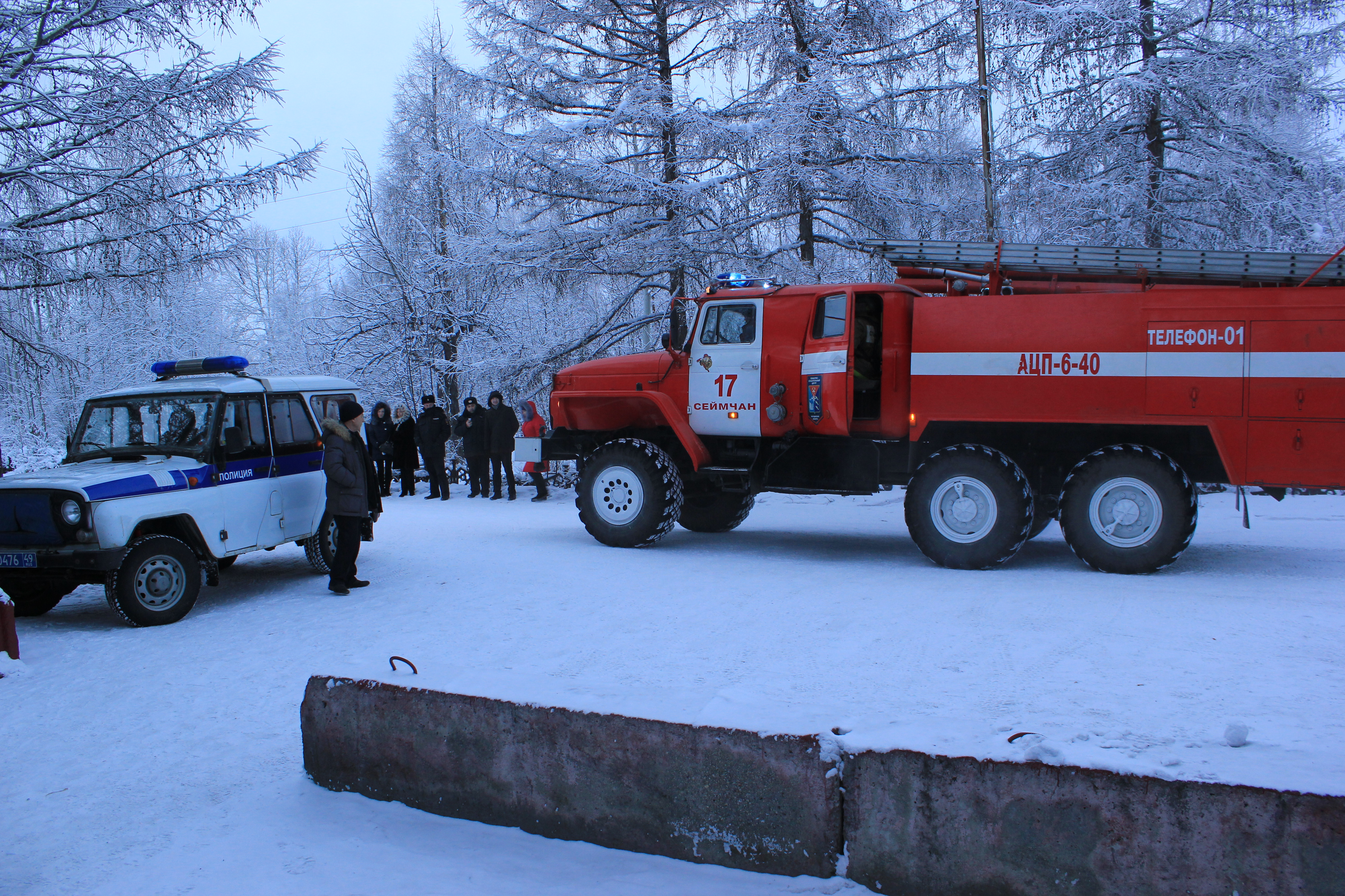 В ПОСЕЛКЕ СЕЙМЧАН ПОЖАРНЫЕ СПАСЛИ ПОЛИЦЕЙСКИХ » Пожарно-спасательный центр  Магаданской области