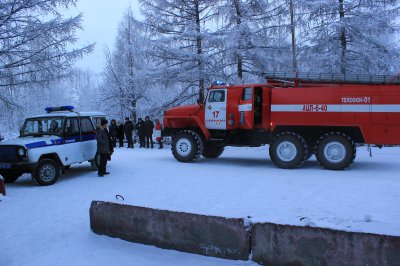 В ПОСЕЛКЕ СЕЙМЧАН ПОЖАРНЫЕ СПАСЛИ ПОЛИЦЕЙСКИХ